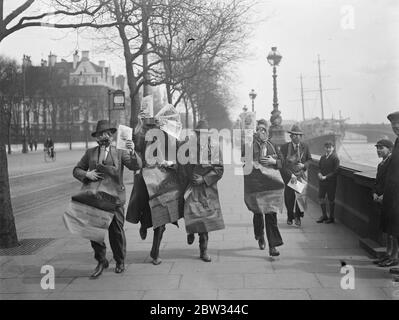 I dimostranti mascherati a gas si dirigono alla sfilata di maggio a Londra . I dimostranti che indossavano maschere a gas e portavano manifesti che sollecitavano l' abolizione della guerra chimica e del gas , hanno diretto la parata del giorno di maggio attraverso Londra , che è iniziata dall' Embankment . Dimostranti che stanno erigendo maschere a gas marciando lungo l'Embankment , Londra alla dimostrazione del giorno di maggio . 29 aprile 1932 Foto Stock