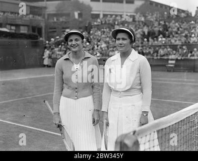 Single donna a Wimbledon . La signora Fearnley Whittinghall e la signora N M Lyle, dopo la loro partita nei campionati di single di Wimbledon. 21 giugno 1932 Foto Stock