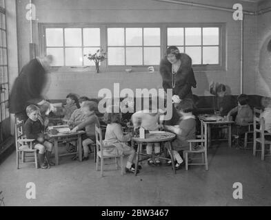 Duchessa di York tra i bambini . La Duchessa di York ha aperto il nuovo edificio del centro di maternità e di benessere dei bambini della City of Westminster Health Society a Marsham Street , Westminster , Londra . La Duchessa di York con alcuni dei bambini nel vivaio sul tetto del nuovo centro benessere . 8 marzo 1932 Foto Stock