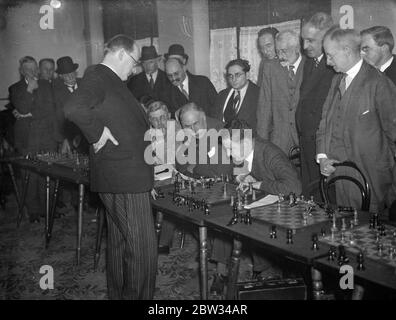 Il campione mondiale di scacchi del Dr Alekhine gioca contemporaneamente a Londra . Il Dr Alekhine , il campione di scacchi del mondo , ha giocato venticinque concorrenti contemporaneamente in un torneo tenuto presso l' Empire Chess Club , Bayswater , Londra . Il dottor Alekhine ( in piedi ) durante la sua partita simultanea contro venticinque giocatori all'Empire Chess Club . 29 gennaio 1932 Foto Stock