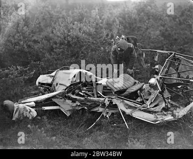 L' incidente aereo di Bossom , la moglie e il figlio di MP e il principe tedesco uccisi . Bruce Bossom , figlio di sua madre Alfred Bossom , e il principe otto von Erbach Furstenau di Germania furono uccisi in un aereo pilotato dal signor Bossom , quando si schiantò dopo aver rotto a pezzi in aria, vicino a Churt Surrey . Pezzi della macchina erano sparsi a miglia di distanza . Un'ala della macchina con il serbatoio della benzina ancora attaccato che cadde a un miglio dal relitto della fusoliera . 28 luglio 1932 Foto Stock