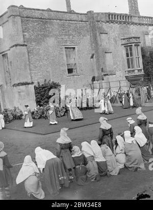 Gli abitanti del villaggio risalgono a 700 anni fa per la re-azione di consentire l'Abbazia di Lacock . La gente dell' antico villaggio di Lacock , vicino a Chippenham , Wiltshire , è caduta indietro di 700 anni nel passato , quando la cerimonia di congedo dell' Abbazia di Lacock , Che si verificò nel 1232 , fu ripromulgato in una paging , con il Vescovo di Southampton tra gli artisti . Il villaggio era vestito in costume del 13 ° secolo e per un giorno ha adottato il discorso e le vie del periodo . La pageant è stata organizzata dalla signorina M T Talbot , la Signora del Maniero , nelle mani dei cui antenati l'Abbazia è stata continuamente da allora Foto Stock