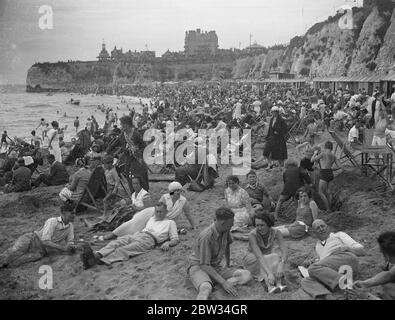 Il re si svergona a Cowes . Migliaia di turisti a Broadstairs hanno goduto di una giornata perfetta durante le feste di banca. Una vista della folla enorme di vacanzieri e bagnanti sulla sabbia di Broadstairs durante le vacanze in banca. 1 agosto 1932 Foto Stock