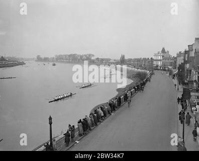 Testa dei campionati di fiume su corso di barca sul Tamigi . 131 equipaggi e più di mille aristi hanno preso la pat in testa ai campionati del fiume sulla pista di gara di barca inversa da Mortlake a Putney sul Tamigi . Vista della testa dei campionati di fiume in corso dal Ponte di Barnes . 18 marzo 1932 Foto Stock