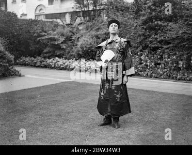 Prova di società per l'intrattenimento nei giardini di Downing Street n. 10 . Molti cittadini hanno partecipato ad una prova di abbigliamento di un'animazione serale tenuta nei terreni del n. 10 Downing Street in aiuto delle zone in difficoltà del nord . 1 gruppo di personaggi del regno della regina Anna , fotografati nei giardini del n. 10 . 13 luglio 1932 Foto Stock