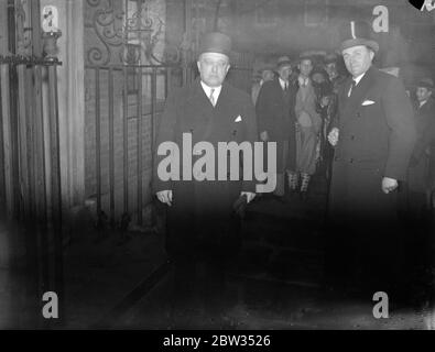 M Tardieu al n. 10 Downing Street. Poco dopo il suo arrivo a Londra , il Premier francese M Tardieu ha visitato 10 Downing Street per una conversazione preliminare con il primo ministro prima dell'apertura della conferenza sul piano Danubiano di M Tardieu . M Tardieu che arriva al n. 10 Downing Street la sera del suo arrivo. 3 aprile 1932 Foto Stock