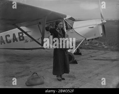 La signora Mollison (Amy Johnson) atterra in Africa un giorno prima del marito. La signora Mollison accanto al suo aereo prima dell' inizio del suo volo. 16 novembre 1932 Foto Stock