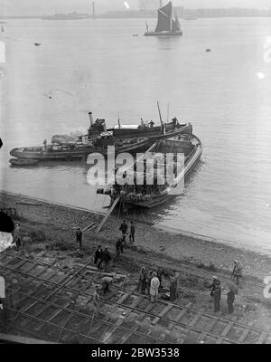 Posa di cavi elettrici giganti (dalla costa del Tamigi dell'Essex alla costa del Kent ). 18 settembre 1932 Foto Stock