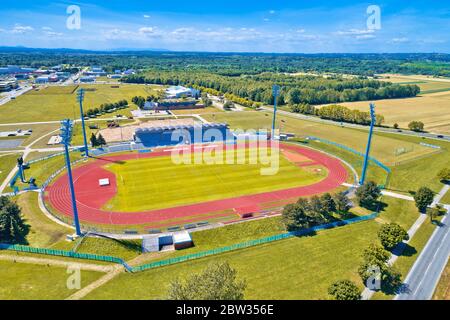 Campo di calcio verde terreno vista aerea, città di Cakovec in Croazia Foto Stock