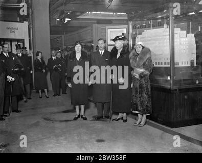 Regina , Duca e Duchessa di York , e Principessa reale alla fiera delle industrie britanniche . La Regina , accompagnata dal Duca e dalla Duchessa di York e dalla Principessa reale, visitò la fiera delle industrie britanniche ad Olympia , Londra . La Regina con il Duca e la Duchessa di York e la Principessa reale alla BBC si trovano ad Olympia . 23 febbraio 1933 Foto Stock