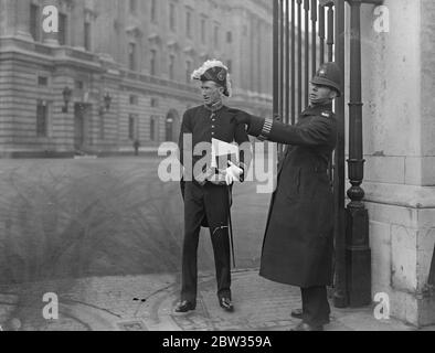 Re detiene l'investitura a Buckingham Palace . H M il Re ha avuto un'investitura a Buckingham Palace , Londra . Sir ed Henry Pelham arriva al Palazzo per l'investitura . 22 febbraio 1933 Foto Stock