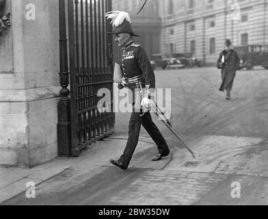 Re detiene l'investitura a Buckingham Palace . H M il Re ha avuto un'investitura a Buckingham Palace , Londra . Il colonnello David Forster, C M G, DSO (Late Royal Engineers), Comandante 13th Fanteria Brigata, che arrivò per l'investitura . 22 febbraio 1933 Foto Stock