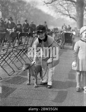 Hermione figlia Baddeley nel parco . Pauline Tennant , la figlia di sei anni di Miss Hermione Baddeley, l'attrice e l'Hon David Tennant , fotografata ad Hyde Park , Londra mentre fuori facendo una passeggiata di domenica . 19 marzo 1933 Foto Stock