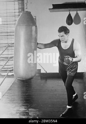 Max Schmeling a casa a Bad Saarow, Germania. Marzo 1933 Foto Stock