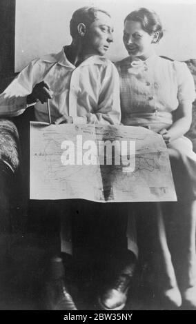 Buster Keaton in luna di miele . Buster Keaton , il comico del film che è stato recentemente sposato con Miss May Scribens di Hollywood , sta trascorrendo la sua luna di miele a El Paso , Texas . Lui e la sua sposa probabilmente procederanno in Messico . Il signor Keaton era stato precedentemente sposato con la signorina Natalie Talmadge . Buster Keaton e la sua sposa studiano la strada della loro luna di miele a El Paso , Texas , USA . 11 marzo 1933 Foto Stock