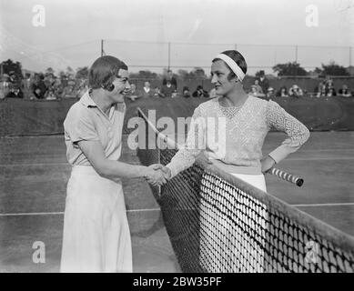 Helen Jacobs gioca nei campionati di tennis del prato a Bournemouth . La sig.ra Helen Jacobs , il tennista americano , ha sconfitto la sig.ra J Ingram entro il 6-2 , 6-1, nel campionato britannico di tennis del prato , che sono in corso sui campi duri del randello dell'Hampshire occidentale a Bournemouth . La sig.ra Helen Jacobs ( a destra ) e la sig.ra J Ingram scuotono le mani dopo la loro partita . 2 maggio 1933 Foto Stock