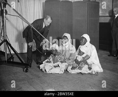 I figli e i nipoti dell'Emiro di Katsina fanno un registro di grammofoni a Londra per l'uso negli studi di lingua orientale . Wakili Usuman Nogogo e Yusifu Lamba , figli dell' Emiro di Katsina dalla Nigeria insieme ai nipoti dell' Emir Ibrahim e Usman , hanno visitato gli studi di registrazione Linguaphone a Londra e hanno fatto diversi dischi per studi di lingua orientale presso l' Università di Londra . I documenti sono stati fatti nella lingua nativa di Husa . Foto spettacoli ; MR A Lloyd James supervisionando la realizzazione dei dischi di Wakili Usuman Nogogo e Yusila Lamba (entrambi sul retro ) e Emir di Katsina' s. Foto Stock