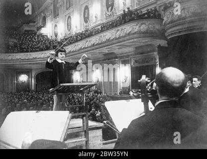 Nove anni ragazza conduce Mosca Symphony Orchestra prima di casa impacchettata . Margaret Heifetz , una ragazza di nove anni , è l'ultima sensazione del mondo musicale . Conduce regolarmente l'Orchestra Sinfonica di Mosca nel Grand Theatre di Mosca prima di case molto impacchettate . Si prevede che farà successivamente un tour europeo . Spettacoli fotografici ; Margaret Heifetz che conduce l'Orchestra Sinfonica di Mosca . 13 maggio 1933 Foto Stock