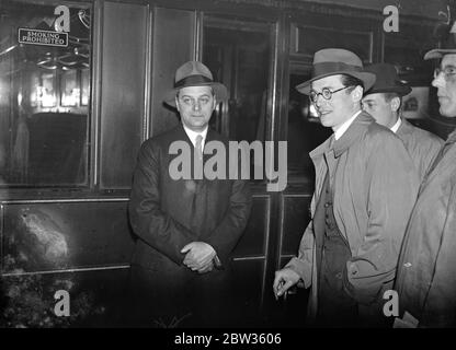 I comunisti dimostrano come Herr Rosenberg lasci la stazione di Liverpool Street al ritorno in Germania . I comunisti di Londra hanno tentato di organizzare una dimostrazione alla Liverpool Street Station di Londra quando Herr Rosenberg , rappresentante di Hitler , lasciò la Liverpool Street Station al suo ritorno a casa dopo essere stato ricordato da Hitler . Spettacoli fotografici ; Herr Rosenberg (a sinistra) alla stazione di Liverpool Street , Londra in partenza per la Germania . 14 maggio 1933 Foto Stock