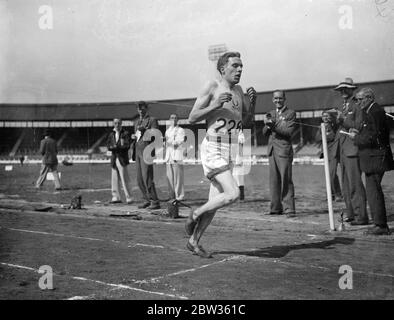 C J Mabey crea un nuovo record di tre miglia ai Campionati universitari della Città Bianca . C J Mabey dei Oxford Centipedes , ha creato un nuovo record per la corsa di tre miglia presso i Campionati Universities Athletic Union alla White City di Londra . Mabey ha completato il corso in 14 minuti 37 2/5 secondi rispetto ai 14 minuti 58 4/5 secondi che era il record precedente. Spettacoli fotografici ; C J Mabey che attraversa la linea in tempo record nelle tre miglia . 20 maggio 1933 Foto Stock