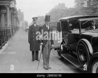 Il nuovo Ambasciatore americano si reca in ufficio estero . Il sig. R W Bingham, ambasciatore americano appena nominato, ha effettuato una visita al Ministero degli Affari esteri per la nomina. Foto spettacoli ; il signor Bingham lascia l'Ambasciata americana a Londra per il Ministero degli Affari Esteri . 19 maggio 1933 Foto Stock