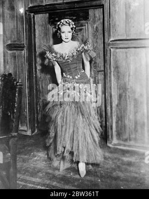 La sig.na Marlene Dietrich , che ha stellato Parigi quando è arrivata indossando l'abbigliamento maschile , ha causato un'ulteriore sensazione quando ha assistito ad una festa della cena della famiglia al suo hotel indossando una abito femminile della sera. Spettacoli fotografici ; Marlene Dietrich in abito femminile da sera . . 20 maggio 1933 Foto Stock