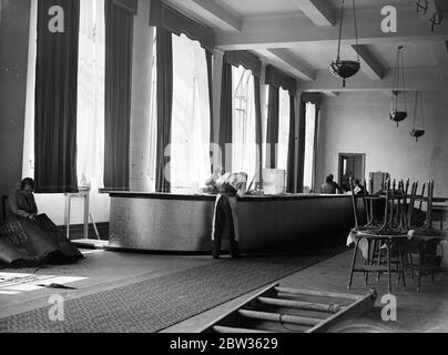 Dove si svolgerà la Conferenza economica mondiale . Rappresentanti di oltre sessanta nazioni si incontreranno al Museo Geologico di South Kensington , Londra , durante la Conferenza economica Mondiale . Da settimane i lavoratori sono impegnati nella preparazione dell'edificio per l'apertura della Conferenza alla presenza del Re . Foto spettacoli ; una vista dei lavoratori mettendo i tocchi finali nella sala conferenze . 7 giugno 1933 Foto Stock