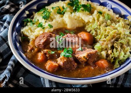 Stufato irlandese tradizionale servito con purè di patate e cavolo Foto Stock