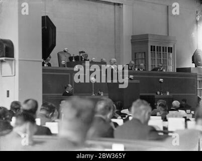 La Conferenza economica mondiale in sessione con un oratore che si rivolge all'Assemblea . 13 giugno 1933 Foto Stock