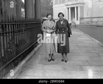 Donna che riformò le prigioni spagnole a Londra . Senorita Victoria Kent , la giovane spagnola che ha abolito il frogging e introdotto riforme radicali nelle prigioni spagnole , è arrivata a Londra per partecipare al Congresso giubilare della Co-gilda delle Donne . Si dimise dal posto di Direttore delle prigioni nel governo repubblicano spagnolo perché pensava che non fosse abbastanza forte da continuare . Senorita Kent rivendica l'ascendenza di Kentish . Foto mostra Senorita Victoria Kent fuori a Londra con MRS D D Naftel , rappresentante della International Women' s Co - operativa G. Foto Stock