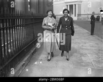 Donna che riformò le prigioni spagnole a Londra . Senorita Victoria Kent , la giovane spagnola che ha abolito il frogging e introdotto riforme radicali nelle prigioni spagnole , è arrivata a Londra per partecipare al Congresso giubilare della Co-gilda delle Donne . Si dimise dal posto di Direttore delle prigioni nel governo repubblicano spagnolo perché pensava che non fosse abbastanza forte da continuare . Senorita Kent rivendica l'ascendenza di Kentish . Foto mostra Senorita Victoria Kent fuori a Londra con MRS D D Naftel , rappresentante della International Women' s Co - operativa G. Foto Stock