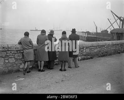 Sperando contro la speranza a Portland . Amici e parenti aspettano invano le notizie di equipaggio sottomarino mancante . Amici di uomini dispersi nel sottomarino M2 naufragato a Lyme Bay, Dorset, Gran Bretagna, il 26 gennaio , in attesa sul porto per le ultime notizie del sottomarino mancante , che non è venuto . 28 gennaio 1932 Foto Stock