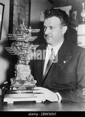 Trofeo italiano Chicago per il Generale Balbo dopo il primo volo transatlantico . Gli italiani residenti a Chicago presentano un trofeo d'argento al generale Balbo , Ministro dell'aria italiano quando arriva con la flotta di 24 velivoli Savoia - Marchetti SM.55X trans - transatlantici dopo il più grande volo di formazione mai tentato . Spettacoli fotografici ; il dottor Giunppe Castruccio , Console Italiano a Chicago , con il trofeo che gli italiani della città devono presentare al generale Balbo . 30 giugno 1933 Foto Stock