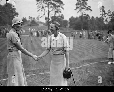 Le donne britanniche sconfiggono le donne francesi in partite internazionali . Una squadra di donne britanniche ha sconfitto una squadra francese sul campo di St George' s Hill a Weybridge , Surrey . Foto spettacoli ; Madame P Munier ( a destra ) è stato congratulato da Miss Diana Fishwick dopo aver vinto da uno su . 29 giugno 1933 Foto Stock