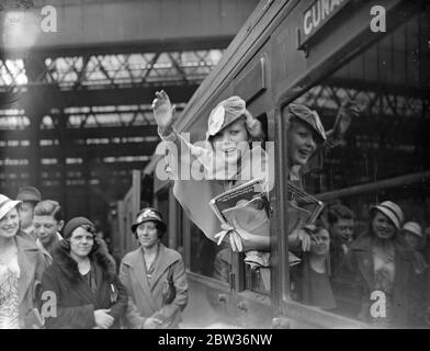 L'attrice britannica di 16 anni, Ida Lupin , parte per Hollywood . 19 agosto 1933 Foto Stock