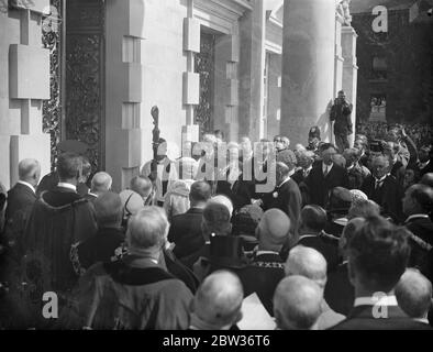 Il Re e la Regina aprono una nuova grande sala civica a Leeds . Spettacoli fotografici ; Re Giorgio e la Regina Maria entrano nel nuovo Municipio attraverso la folla di funzionari . 23 agosto 1933 Foto Stock