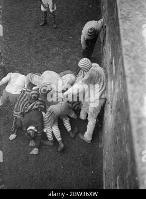 Il gioco di muro del giorno di Sant' Andrea si svolge a Eton . I giochi annuali di muro di Eton del giorno di Sant' Andrea tra i Collegatori e gli Oppidani si sono svolte nei terreni dell' Eton College Windsor . Il gioco era il novantadue secondo . Foto mostra ; UNA vista delle scroscate del gioco da parete dalla cima del muro . 30 novembre 1933 Foto Stock