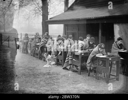 Gli alunni vestiti per calore al St James ' s Park Open - Scuola aerea . 4 dicembre 1933 Foto Stock