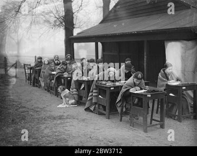 Gli alunni vestiti per calore al St James ' s Park Open - Scuola aerea . 4 dicembre 1933 Foto Stock