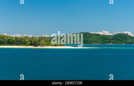 Ampia vista angolare di un'isola con palme e spiaggia di sabbia bianca. Laguna Blu, isole Yasawa, figi Foto Stock