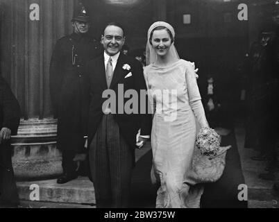 Figlia di Lord Wimborne sposò il figlio di Judge a Londra . L' onorevole Cynthia Guest , figlia di Lord Wimborne , si sposò nella chiesa di San Pietro , in piazza Eaton , a Londra , con Thomas Talbot , figlio di Justice Talbot . La ricezione fu annullata a causa della morte del Capitano Rodney , nipote di Lord Wimborne , nel fuoco dell' Eronia , whitechurch . Spettacoli fotografici ; la sposa e lo sposo . 14 dicembre 1933 Foto Stock