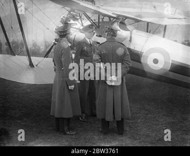 RAF piano giù in Hyde Park . Un aereo della Royal Air Force atterrò ad Hyde Park , Londra , dopo aver perso di poco Marble Arch e gli alberi che erano nel percorso dell'aereo . La macchina era stata pilotata dal pilota ufficiale Smith . Spettacoli fotografici ; pilota ufficiale Smith che parla con gli ufficiali delle Guardie . 11 dicembre 1933 Foto Stock