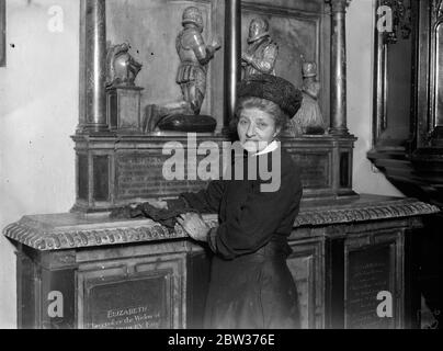 Donna verger che è stata presentata alla Regina . Quando la Regina visitò la vecchia chiesa parrocchiale di St Mary' , Stoke Newington , Miss Carrie Houcher , le fu presentato il 66 anni verger . La Regina visitò la Chiesa dopo aver visto un centro disoccupato locale . Quando la sig.ra Houcher si è avanzata per essere presentata ha tenuto un antipolvere in sua mano . Foto spettacoli ; Miss Carrie Houcher alla tomba di Thomas Sutton , il fondatore della Certosa , morto nel 1602 . Questa fu la tomba in cui la Regina mostrò particolare interesse durante la sua visita alla Chiesa . 14 dicembre 1933 Foto Stock