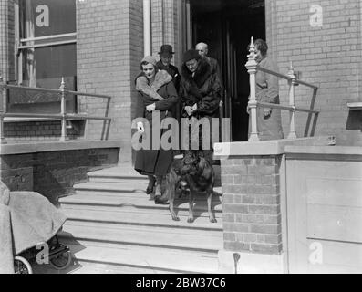 La signora Charles Sweeney esce per la prima volta a Brighton, dopo la sua malattia. 28 marzo 1934 Foto Stock