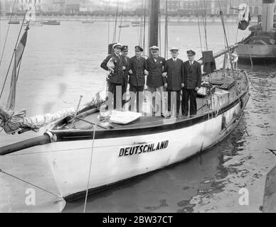 Uno yacht a vela con equipaggio di sei giovani tedeschi è arrivato a Southampton al completamento di una tappa di un viaggio di 30 miglia, 000 miglia, in tutto il mondo, Che dovrebbe occupare due anni e mezzo o tre anni; lo skipper è il Capitano H Crosche , il più giovane Maestro Mariner in Germania. Ha solo 25 anni . Lo scopo del viaggio è quello di visitare la popolazione tedesca in tutti i paesi e di familiarizzare con la posizione della Germania al momento attuale. Dopo aver chiamato a 50 porti, il vessell ritornerà in Germania da New York . Spettacoli fotografici , l'equipaggio che si acclamano a bordo del loro yacht a Southampto Foto Stock