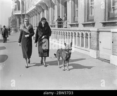 La signora Charles Sweeney esce per la prima volta a Brighton, dopo la sua malattia. 28 marzo 1934 Foto Stock