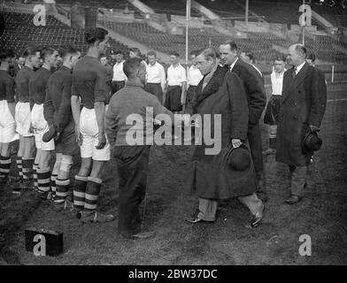 Prince of Wales vede la finale di calcio disoccupato a Wembley . Il Principe del Galles ha assistito alla finale della competizione di campionato di calcio di Londra tra il Trafalgar club , Greenwich , e il Walthamstow Fellowship Club . Tutti i membri di entrambe le squadre sono uomini disoccupati . La partita si è svolta allo stadio di Wembley . Spettacoli fotografici , il Principe del Galles stringe le mani con il team Trafalgar Club . 21 marzo 1934 Foto Stock