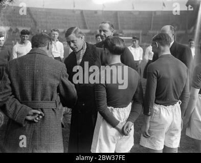 Prince of Wales vede la finale di calcio disoccupato a Wembley . Il Principe del Galles ha assistito alla finale della competizione di campionato di calcio di Londra tra il Trafalgar club , Greenwich , e il Walthamstow Fellowship Club . Tutti i membri di entrambe le squadre sono uomini disoccupati . La partita si è svolta allo stadio di Wembley . Spettacoli fotografici , il Principe del Galles stringe le mani con il team Trafalgar Club . 21 marzo 1934 Foto Stock