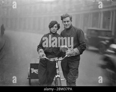 Esploratori in bicicletta tandem per la ricerca del tesoro biblico . Il signor e la signora John Carveth Wells stanno lasciando Londra su una bicicletta tandem per Abyssinia dove sperano di dissotterrare il tesoro che si ritiene sia stato nascosto dalla Regina di Sheba . Il signor Wells è il figlio del famoso esploratore anglo-canadese . Spettacoli fotografici ; John Carveth Wells e sua moglie Jill alla partenza da Londra con la loro moto tandem . 21 dicembre 1933 Foto Stock