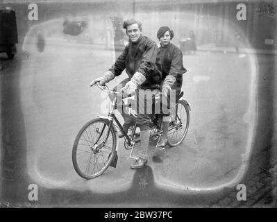 Esploratori in bicicletta tandem per la ricerca del tesoro biblico . Il signor e la signora John Carveth Wells stanno lasciando Londra su una bicicletta tandem per Abyssinia dove sperano di dissotterrare il tesoro che si ritiene sia stato nascosto dalla Regina di Sheba . Il signor Wells è il figlio del famoso esploratore anglo-canadese . Spettacoli fotografici ; John Carveth Wells e sua moglie Jill alla partenza da Londra con la loro moto tandem . 21 dicembre 1933 Foto Stock